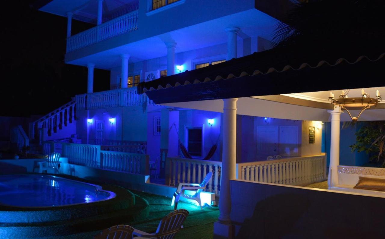 Adonai Hotel Boutique Виллемстад Экстерьер фото